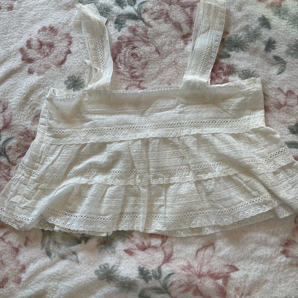 Chic White Lace Sleeveless Blouse